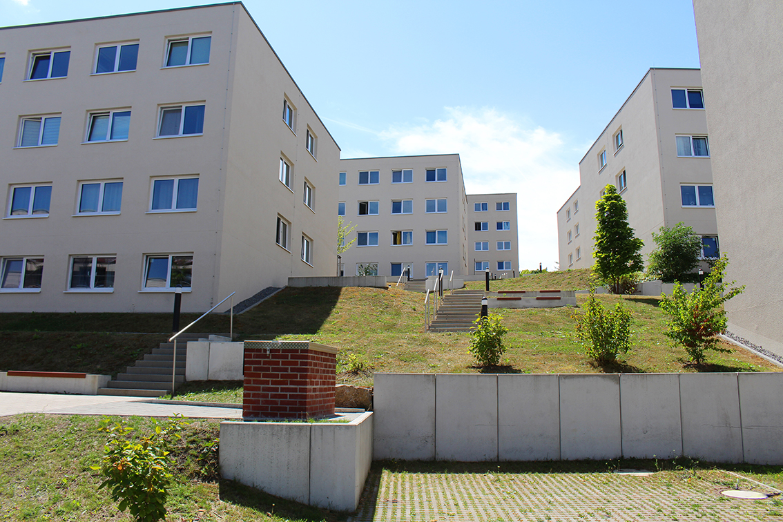 Wohngebäude des Allmandrings IV und Grillstelle