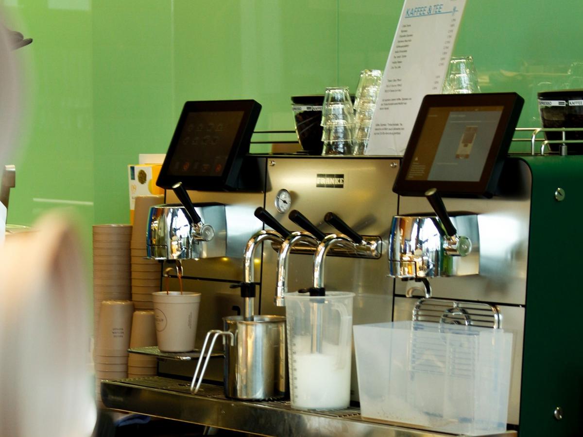 Silberne Siebträgermaschine in der Cafeteria Sendepause