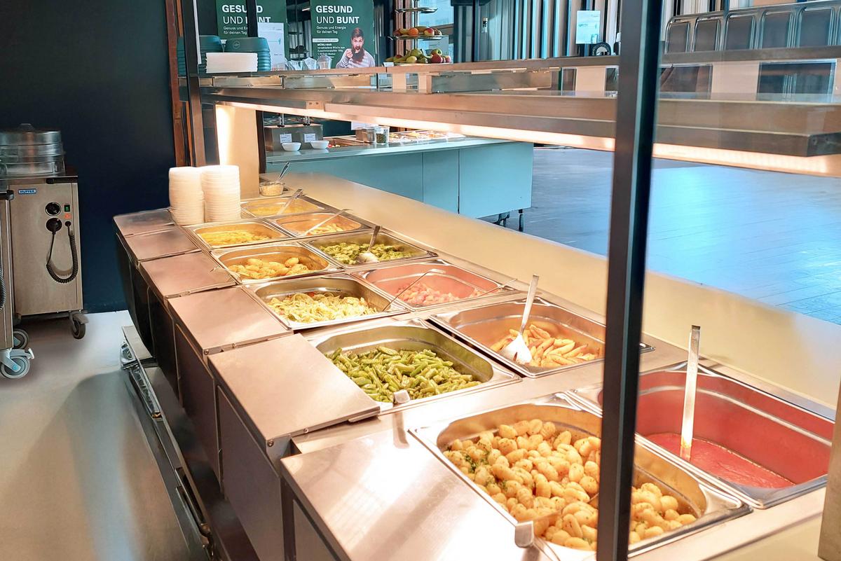Hot buffet in the ABK canteen with various dishes: Potato wedges, beans, gnocchi, pasta, broccoli, chips and gravy