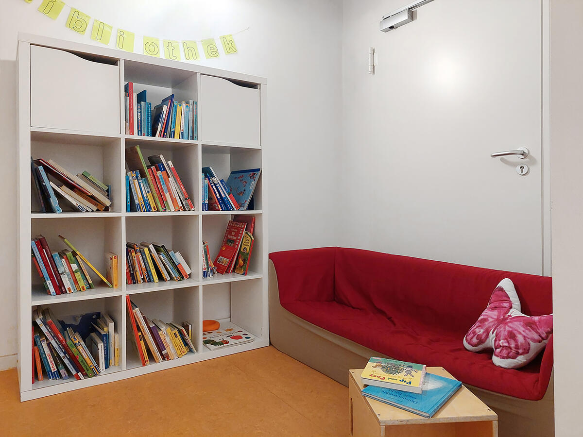Bibliothek der Kita Villa MiO mit Bücherregal und Couch