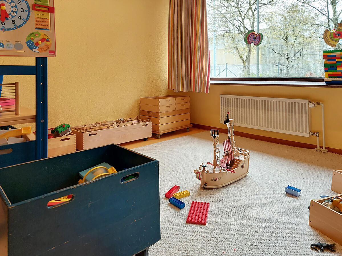 Spielecke im Kinderhaus Uni-Kids mit kleinem Piratenboot aus Holz