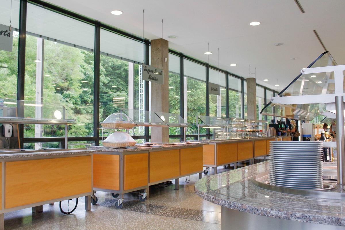 Essensausgabe in der Mensa Ludwigsburg