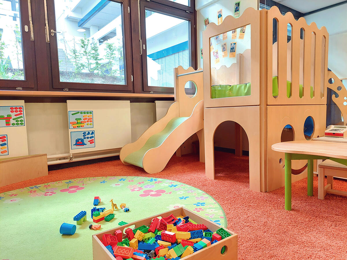Spielturm mir Rutsche in der Kita Löwenzahn
