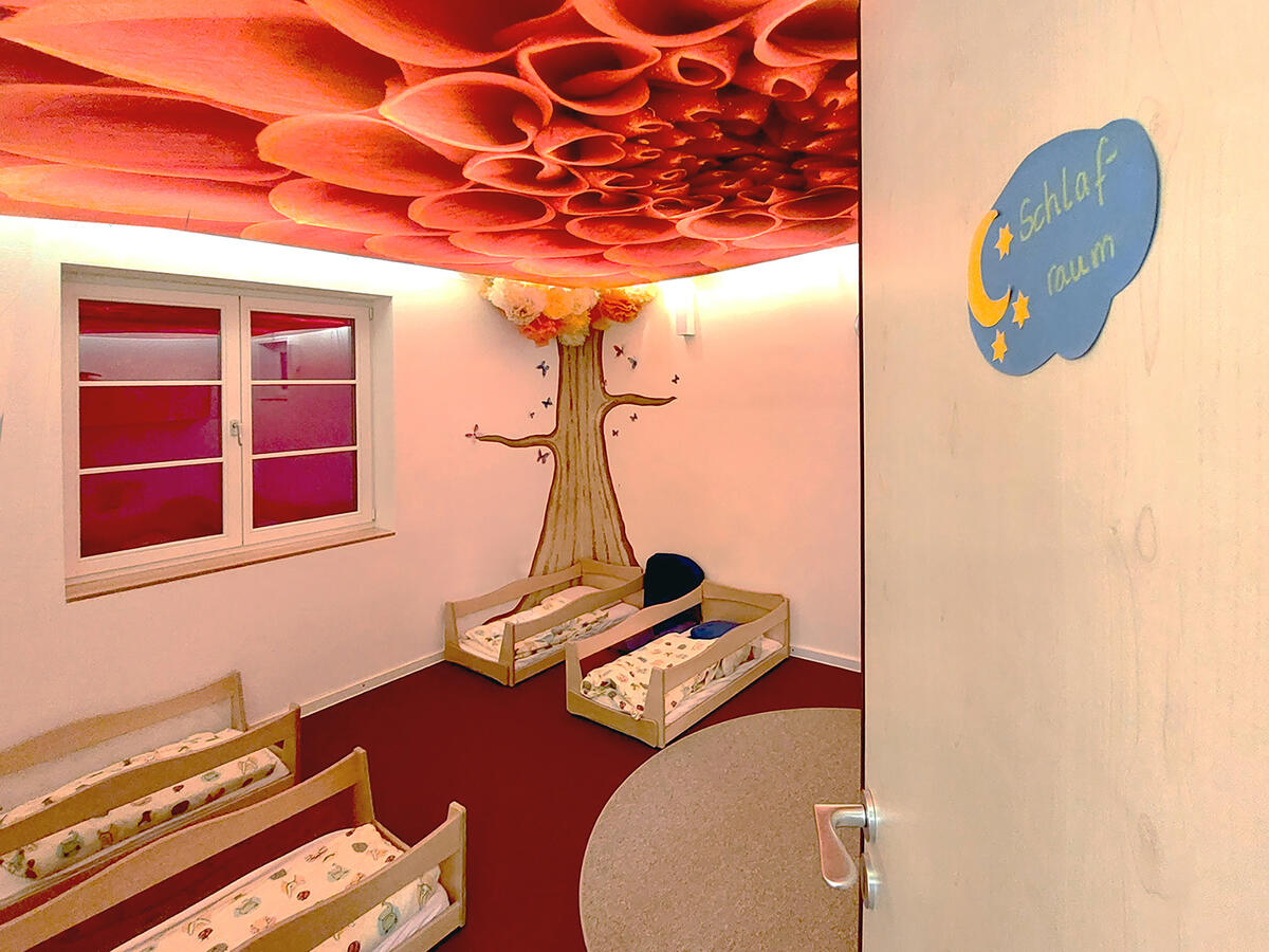 Schlafraum der Kita Villa MiO mit Betten und Kunstlicht