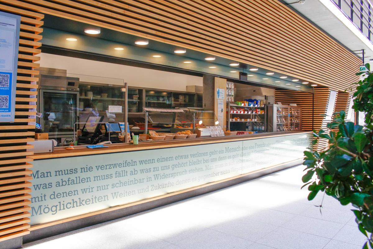 Theke der Cafeteria Göppingen mit süßen und salzigen Snacks in der Auslage