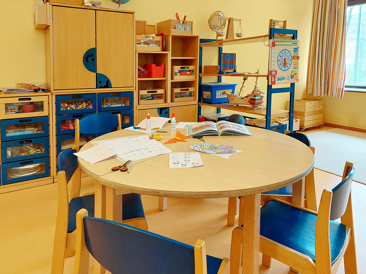 Basteltisch im Kinderhaus Uni-Kids