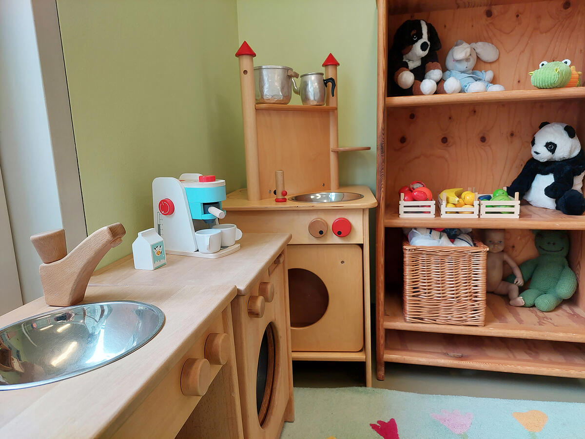 Spielzeugküche aus Holz in der Kita Pfaffenwald
