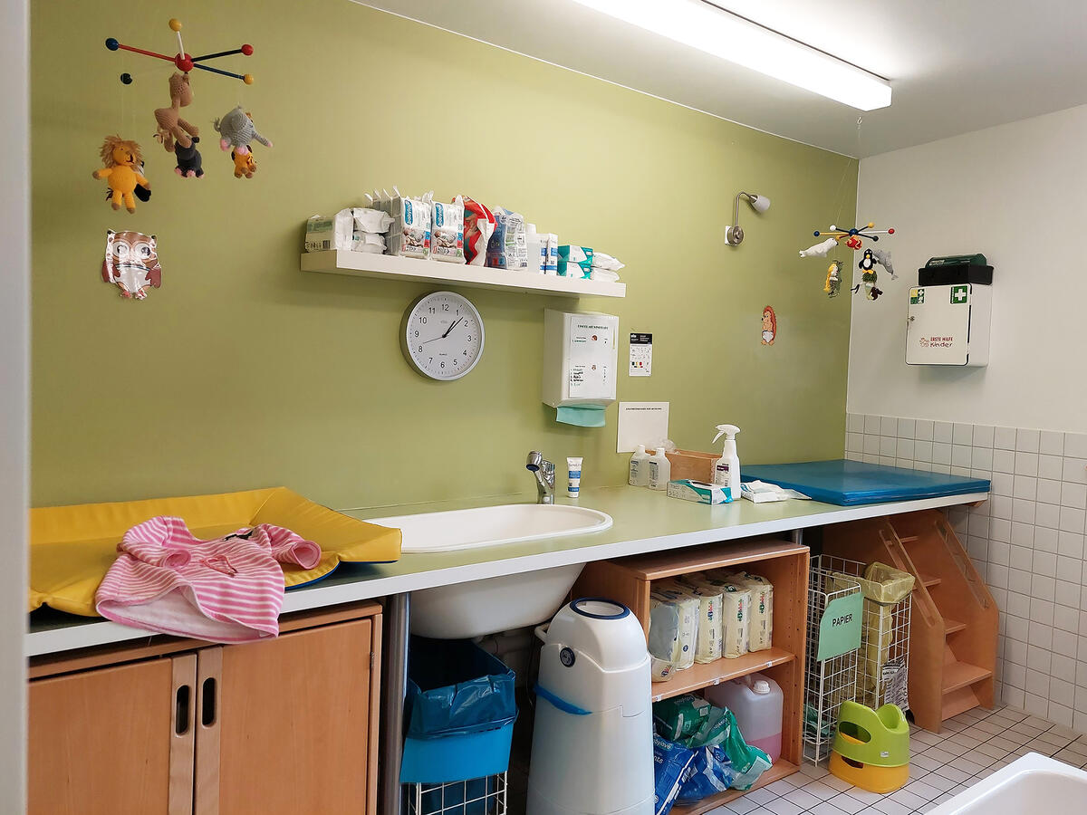 Badezimmer mit Wickeltisch der Kita Pfaffenwald