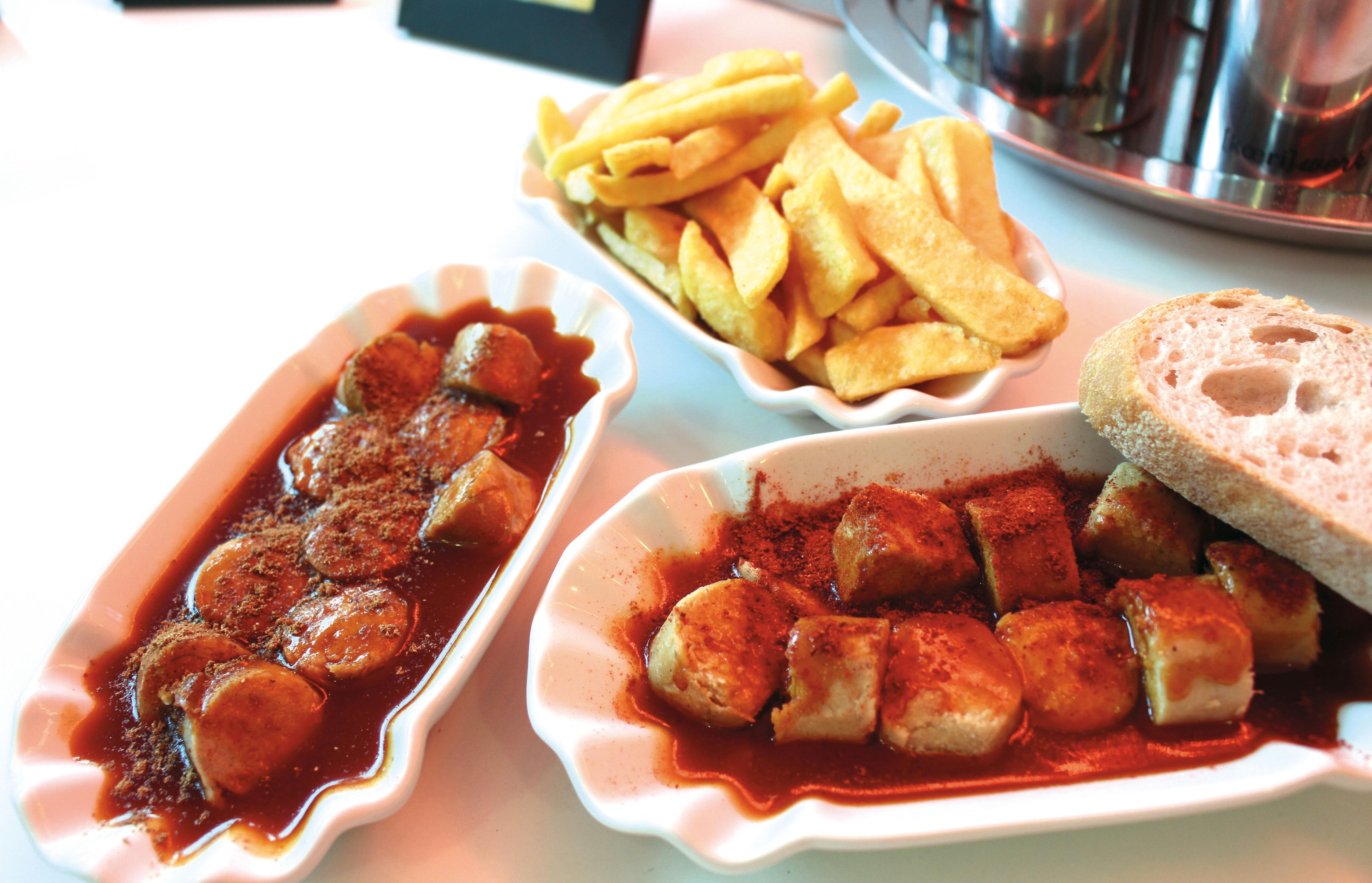 Currywurst mit Pommes und Brot