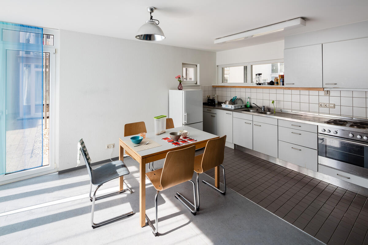 Kitchen with table and chairs in the dormitory at Straußäcker 3