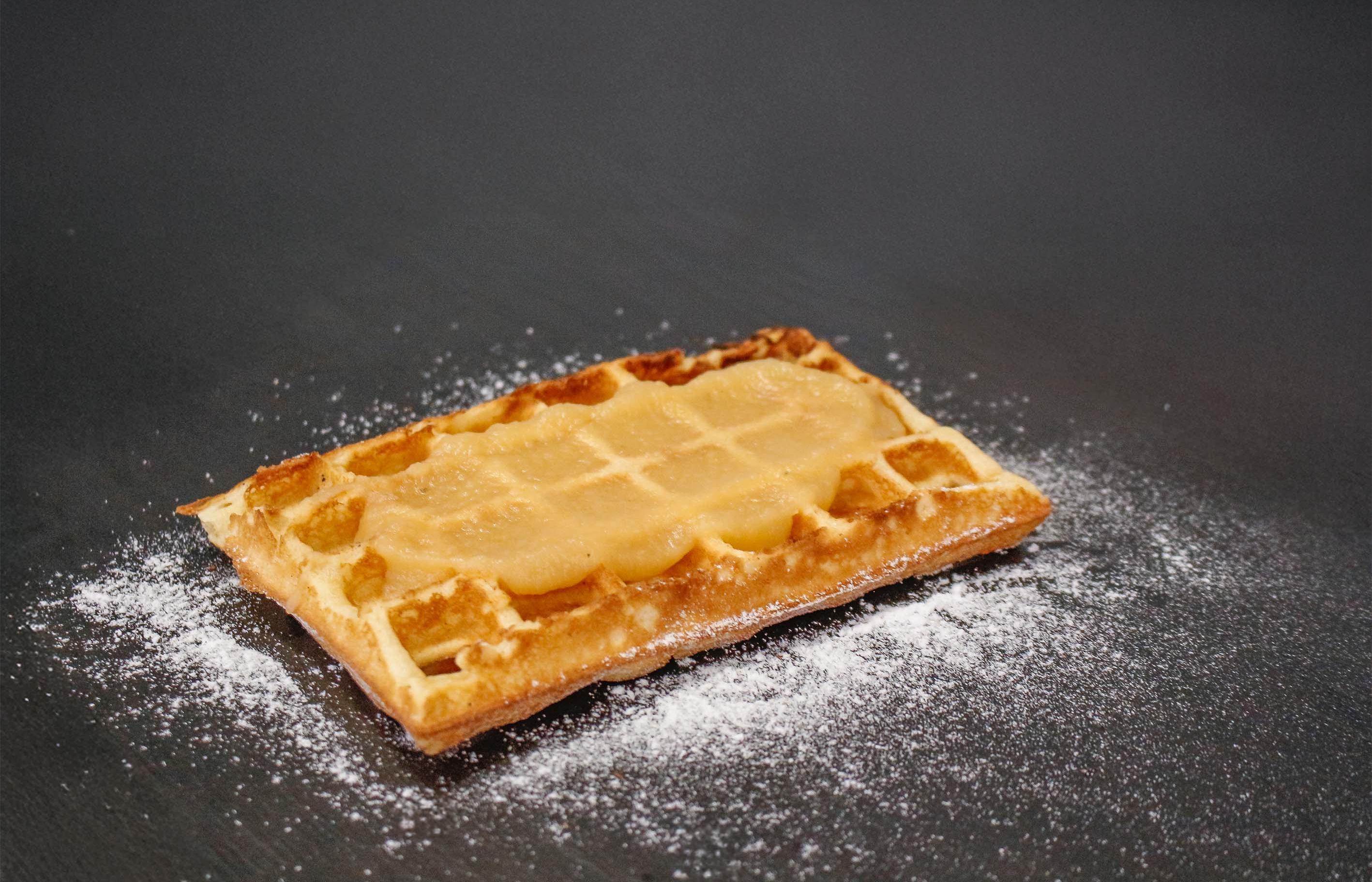 Waffel mit Apfelmus und Puderzucker