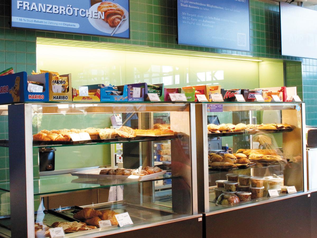 Theke der Cafeteria Sendepause mit verschiedenen kalten Snacks und Süßigkeiten in der Auslage