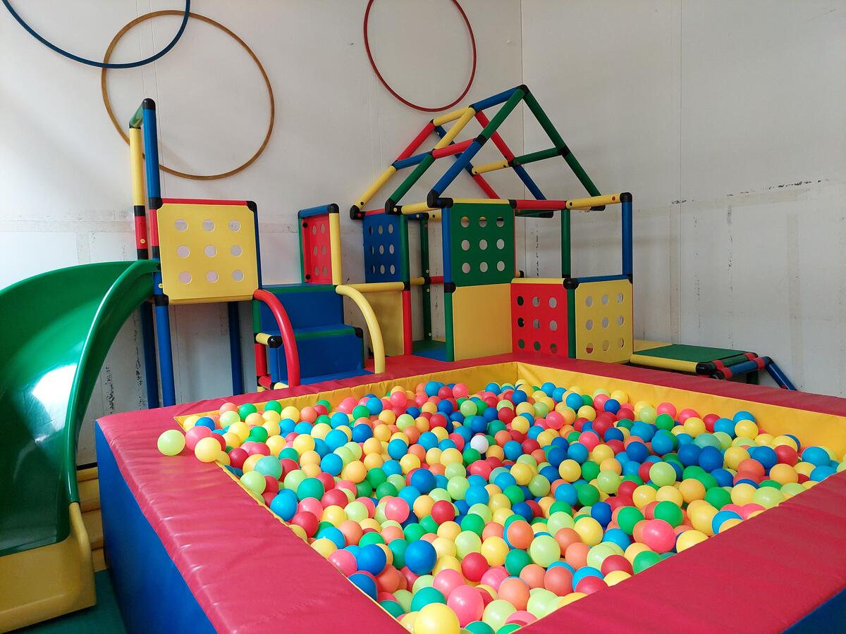 Turnzimmer in der Kita Löwenzahn mit Rutsche, Kletterhaus und Bällebad