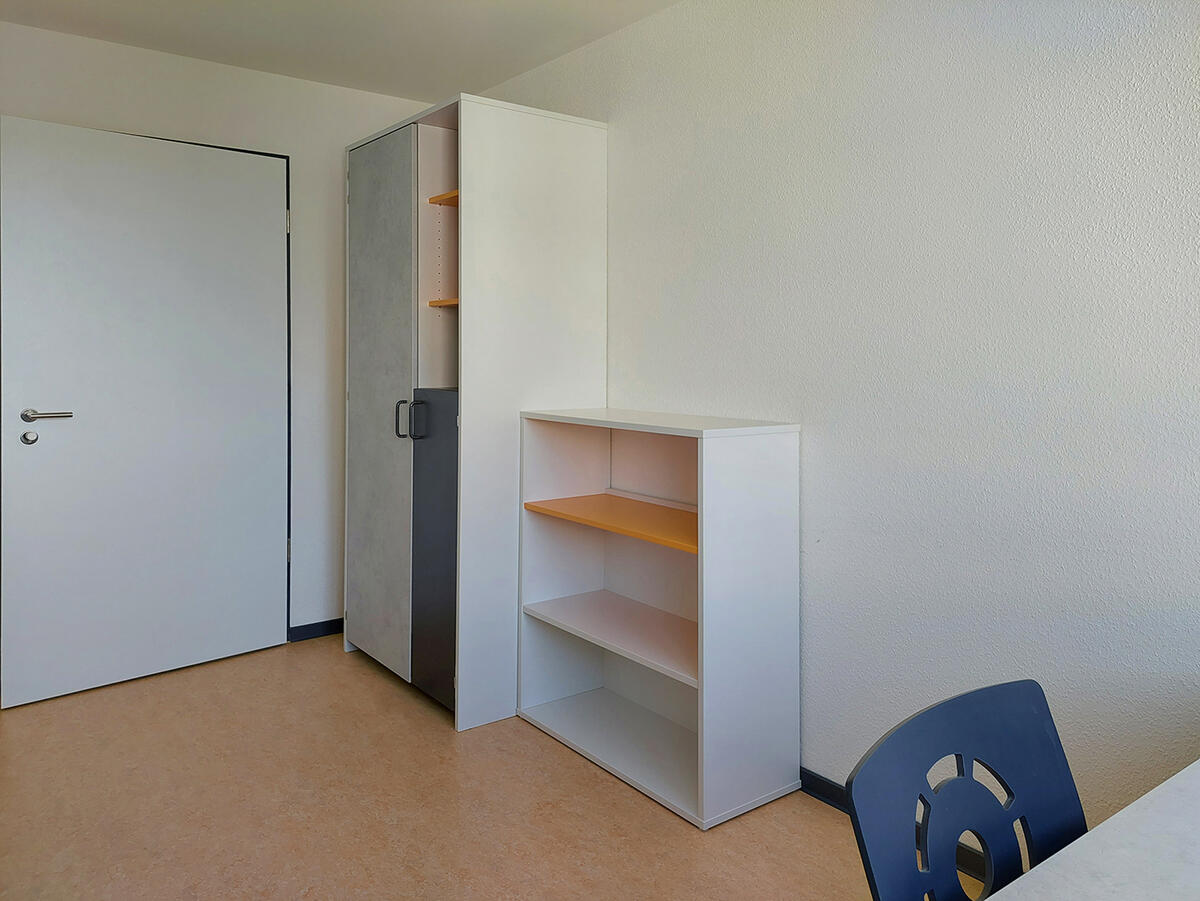 Zimmer im Allmandring IV mit Kleiderschrank und Regal