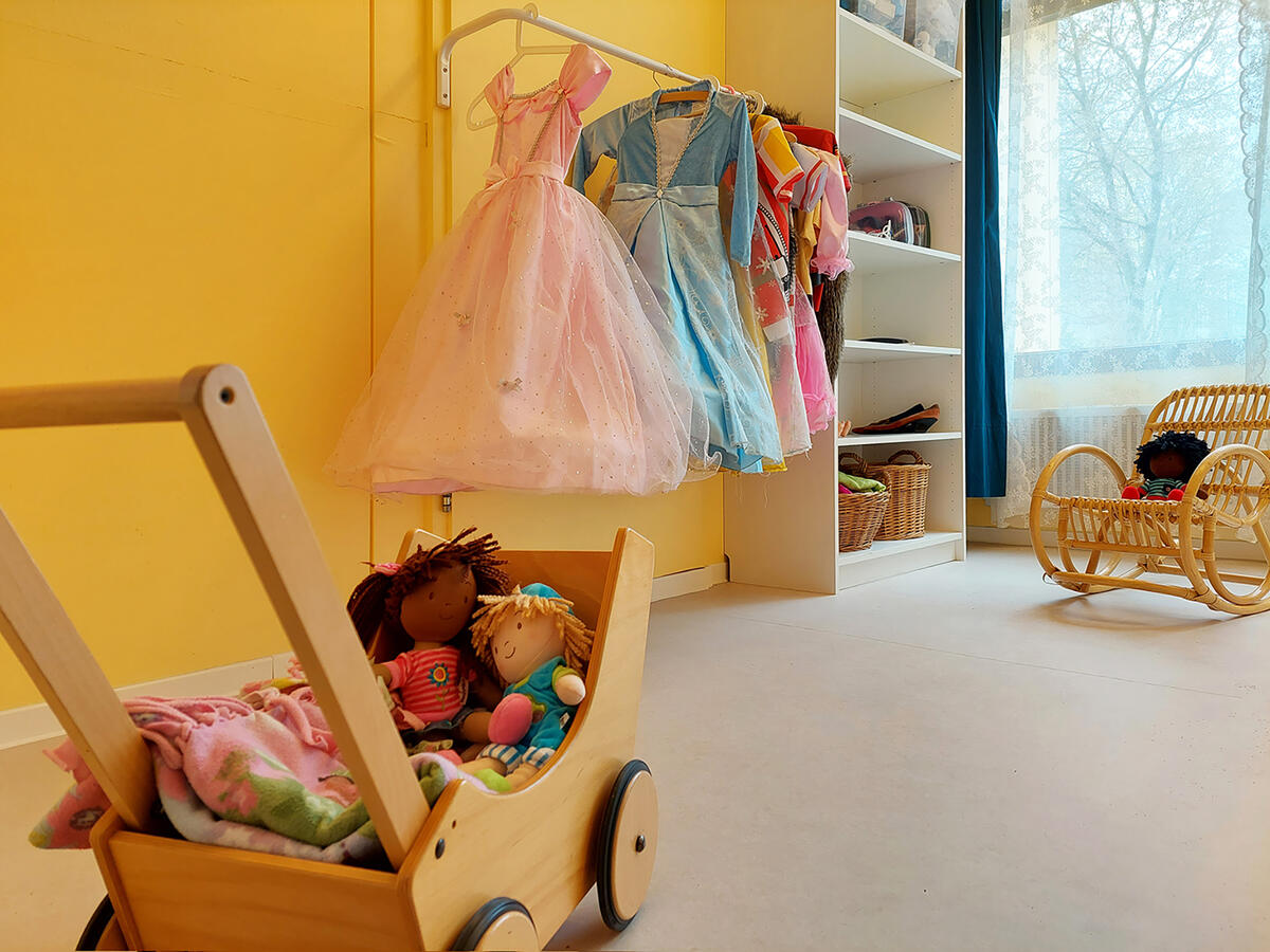 Puppenwagen und Garderobe mit Kostümen im Kinderhaus Uni-Kids
