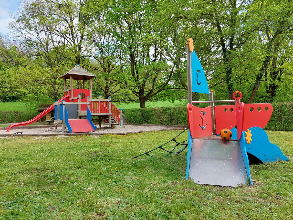 Spielplatz der Kita Löwenzahn mit Rutsche und Piratenschiff