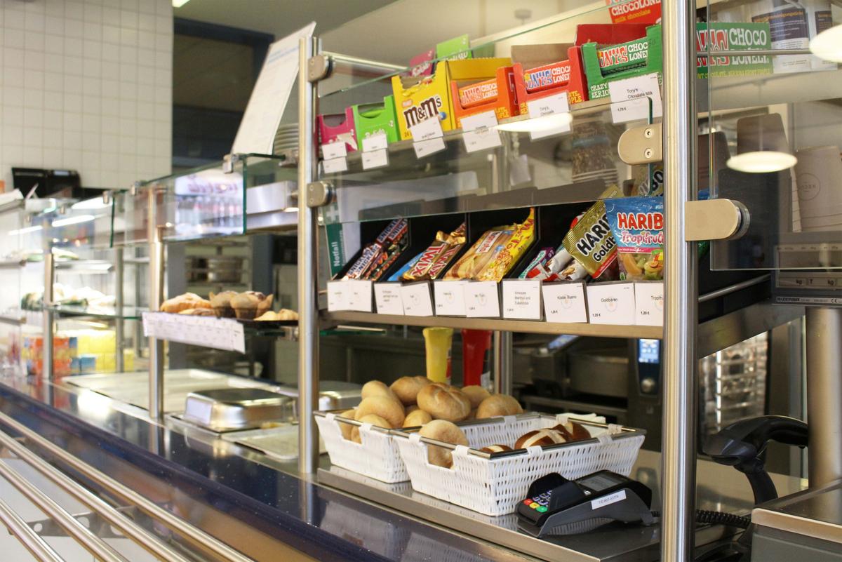 Süßigkeitenregal in der Mensa Horb mit zahlreichen Schokoriegeln