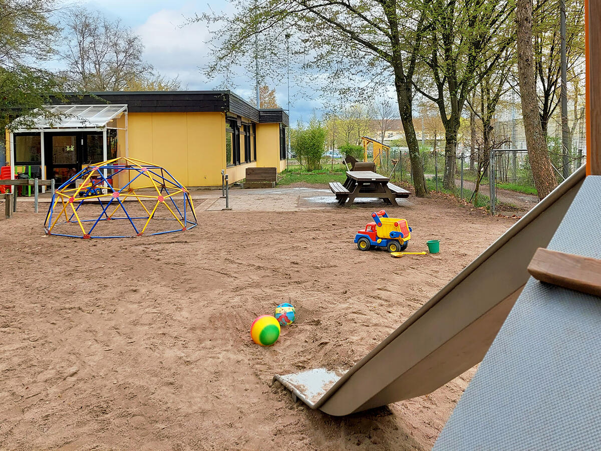 Garten mit Rutsche und Klettergerüst im Kinderhaus Uni-Kids