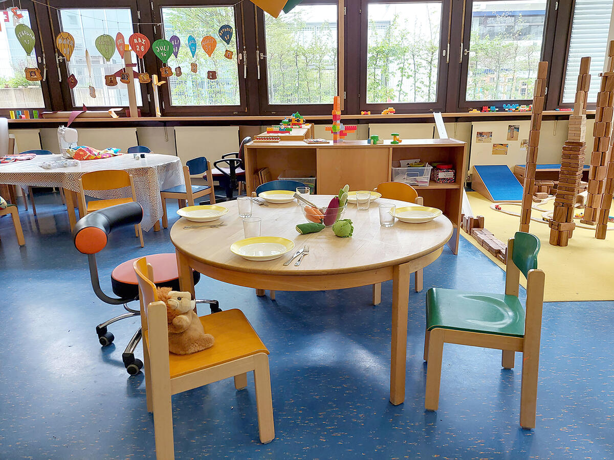 Gedeckter Esstisch in der Kita Löwenzahn