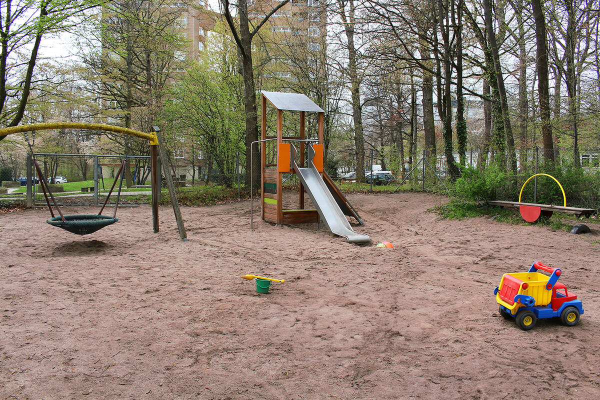 Garten mit Rutsche, Vogelnestschaukel und Spielzeug im Kinderhaus Uni-Kids