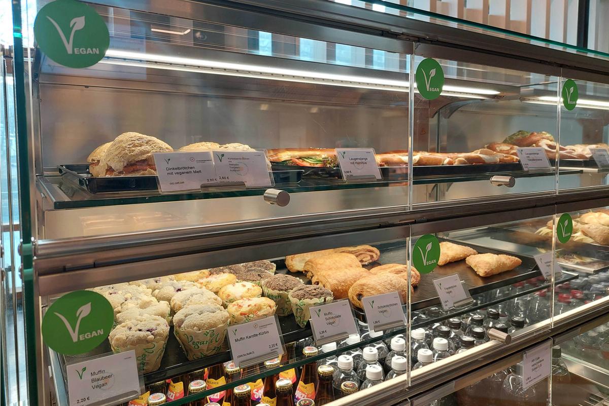 Snack shelf in the ABK canteen with vegan products: Muffins, sandwiches, chocolate rolls, pretzels and drinks