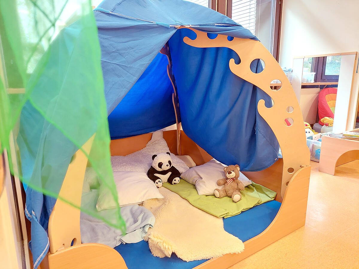 Zelt im Gruppenraum der Kita Löwenzahn mit Kissen, Decken und Kuscheltieren